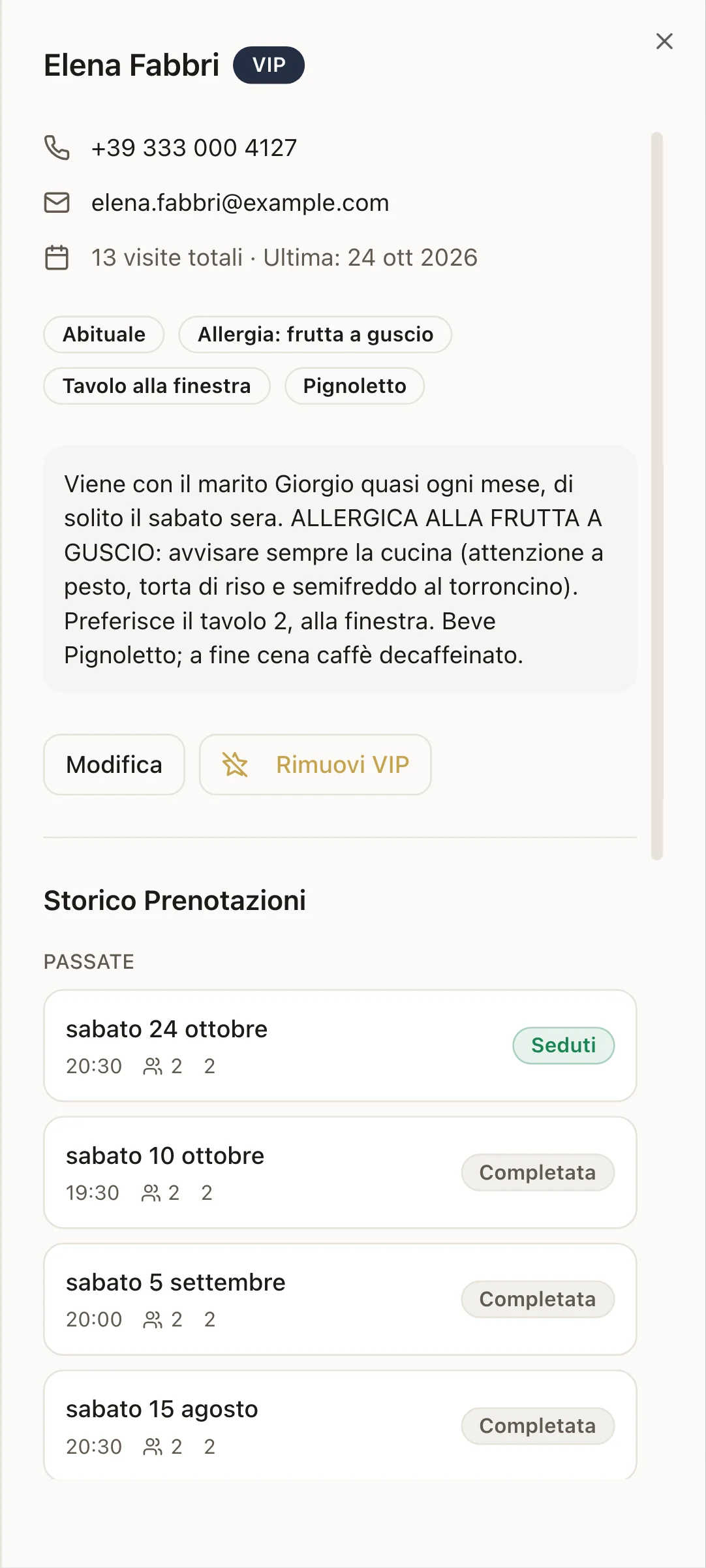 La scheda di un'ospite abituale di un ristorante d'esempio, dal telefono: contatti, etichette, note e storico delle prenotazioni